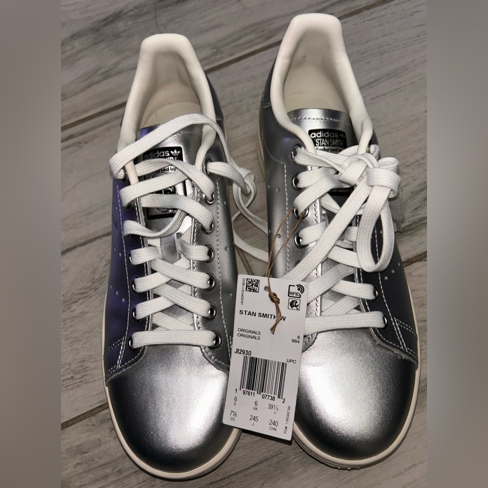 Silver Adidas ‘Stan Smith’ women’s BRAND NEW w shoe tag attached